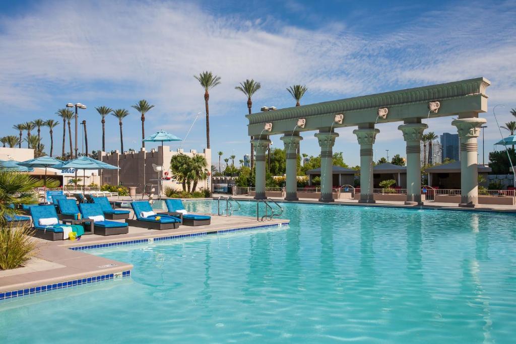 Luxor Hotel Pool - Review, Hours, Cabana