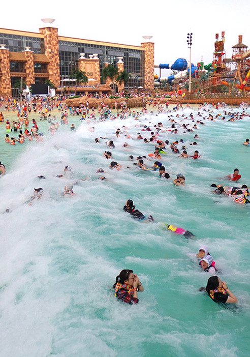 Bahari Wave Pool - Holiday World & Splashin Safari