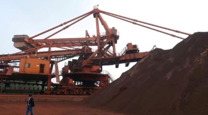 Iron ore price falls as Chinese steel mills cut output